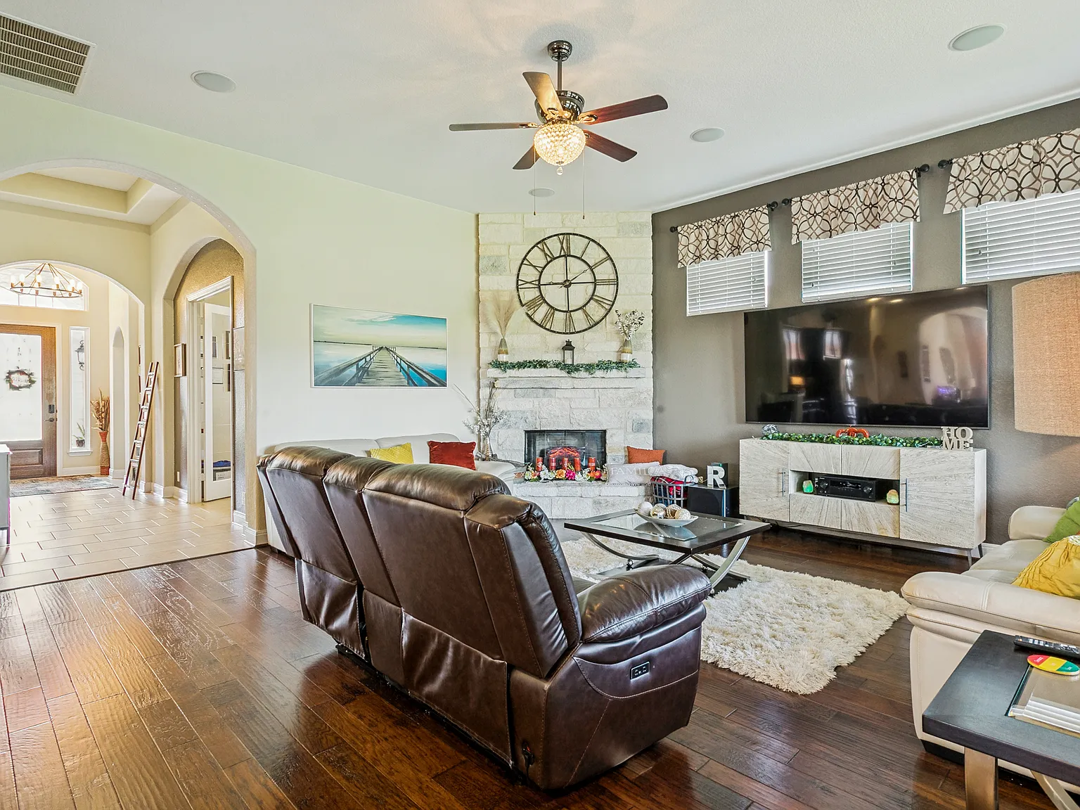 5 bed, 4.5 bath, 3590 sqft, $4,300 — Photo 4