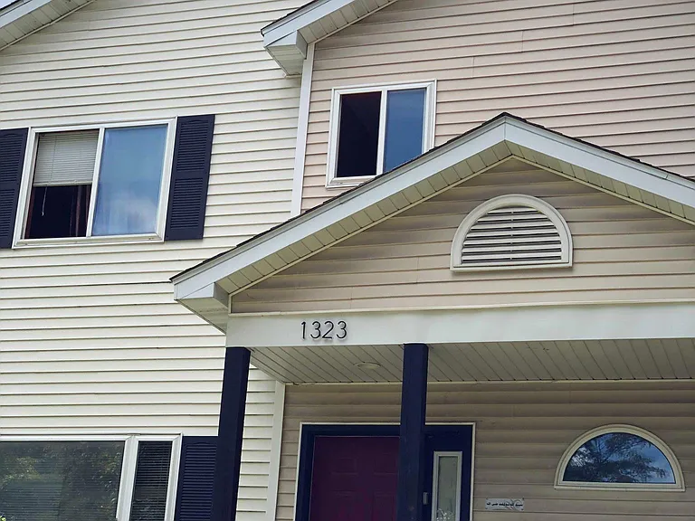 1323 Oliver Ave N — Photo 1