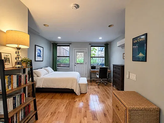 Bedroom, photo 1