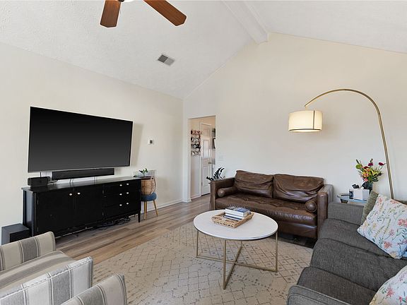 4th image of 203 Williamsburg Dr
