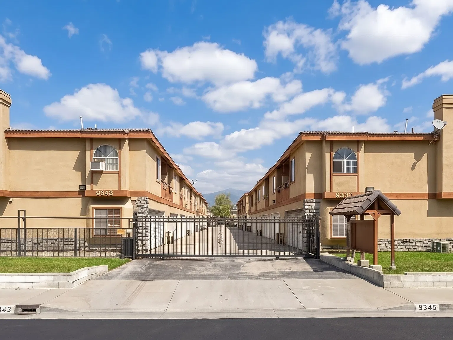2 bed, 700 sqft, $2,400 — Photo 1