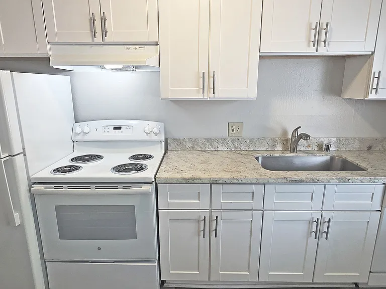 3250 Wright St — Photo 4