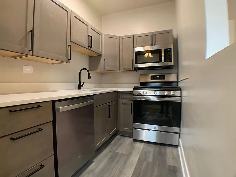 916 W Diversey Pkwy — Photo 1