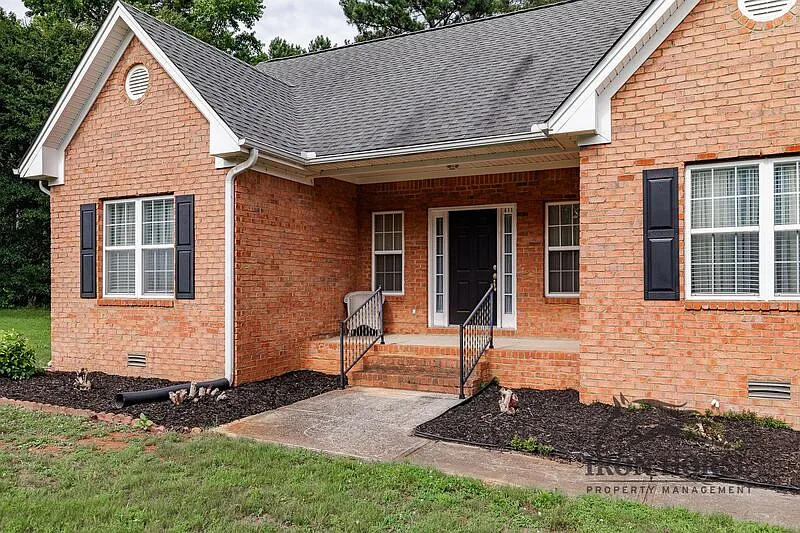 3 bed, 2.0 bath, $2,000 — Photo 2