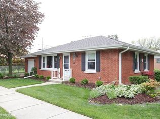 902 Robinhood Ln, La Grange Park, IL 60526