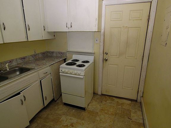 5th image of 811 E Walnut St