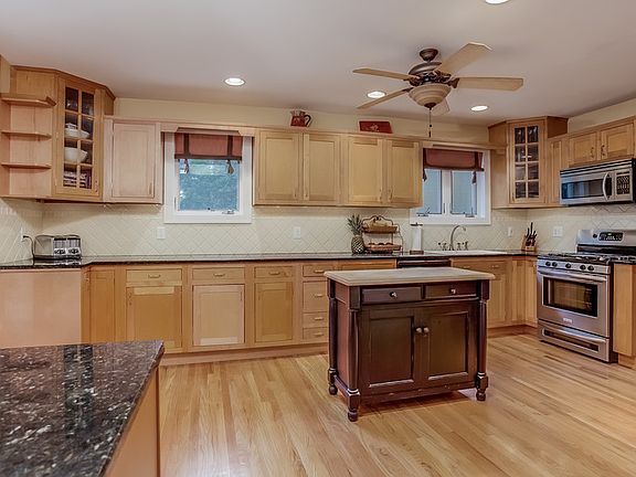 24 N. Hinchman Ave Haddonfield NJ
						:
						Kitchen View