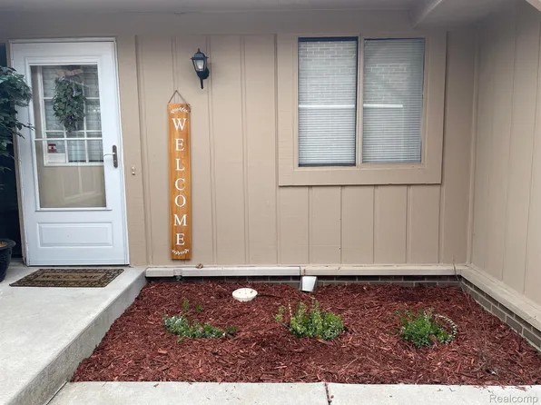 35559 Heritage Ln, Farmington, MI 48335