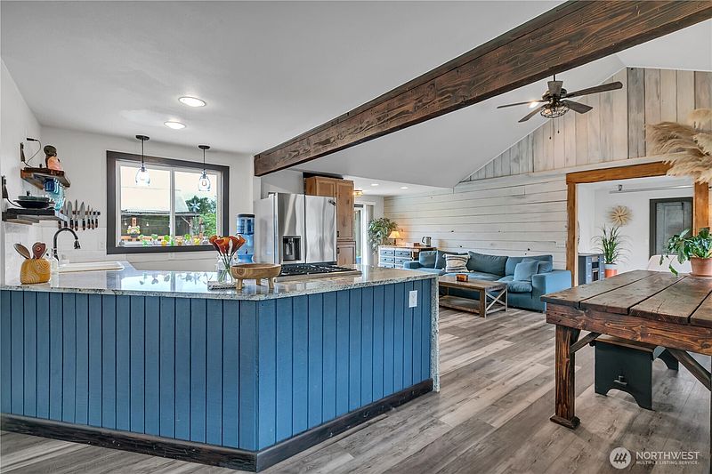 4th image of 406 1st Avenue E