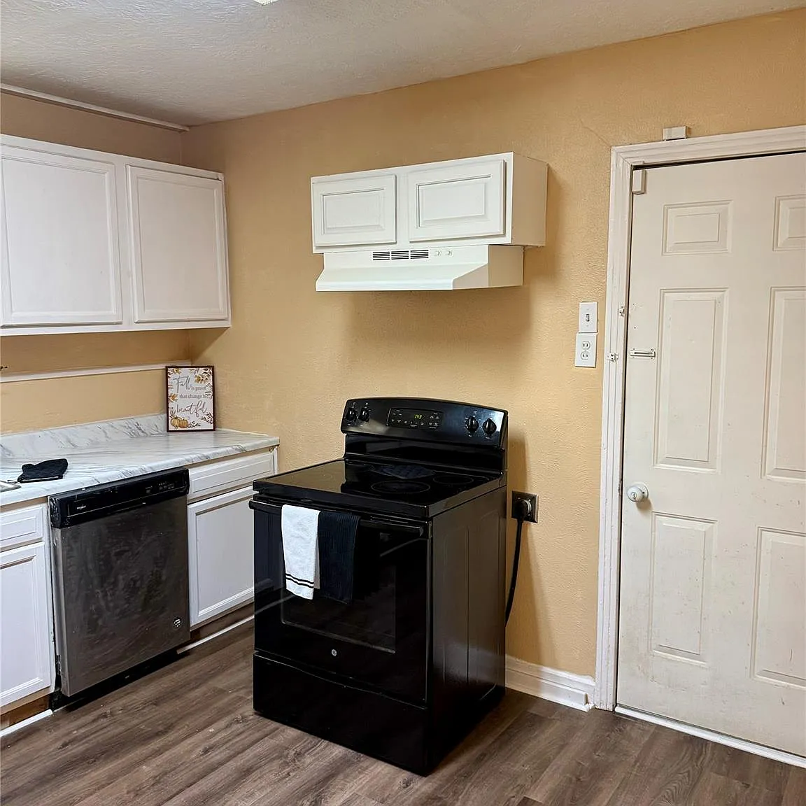 3 bed, 2.0 bath, 1416 sqft, $1,350 — Photo 4