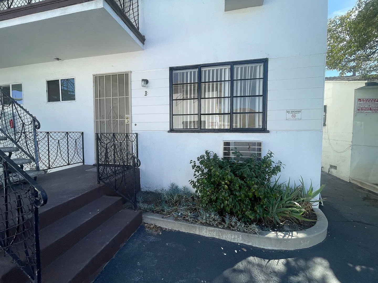 $1699 Beautifully Updated Ground-Floor 1 Bedroom Great Glendale Location! — Photo 3