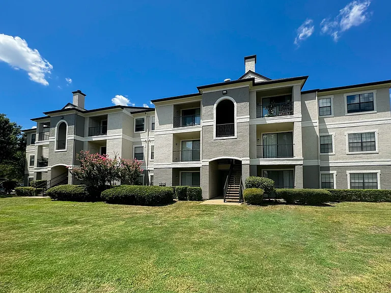 Saxony at Chase Oaks Apartments — Photo 33