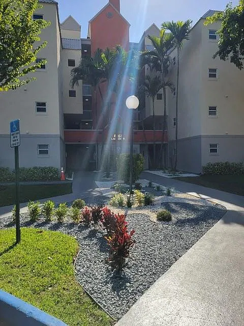 1 bed, 1.0 bath, 810 sqft, $2,000 — Photo 2