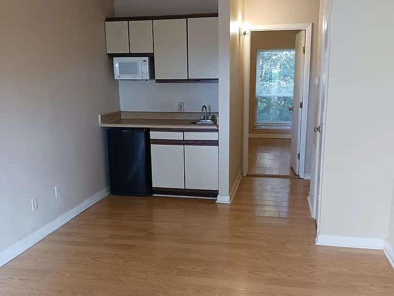 1346 Bradley Dr — Photo 3