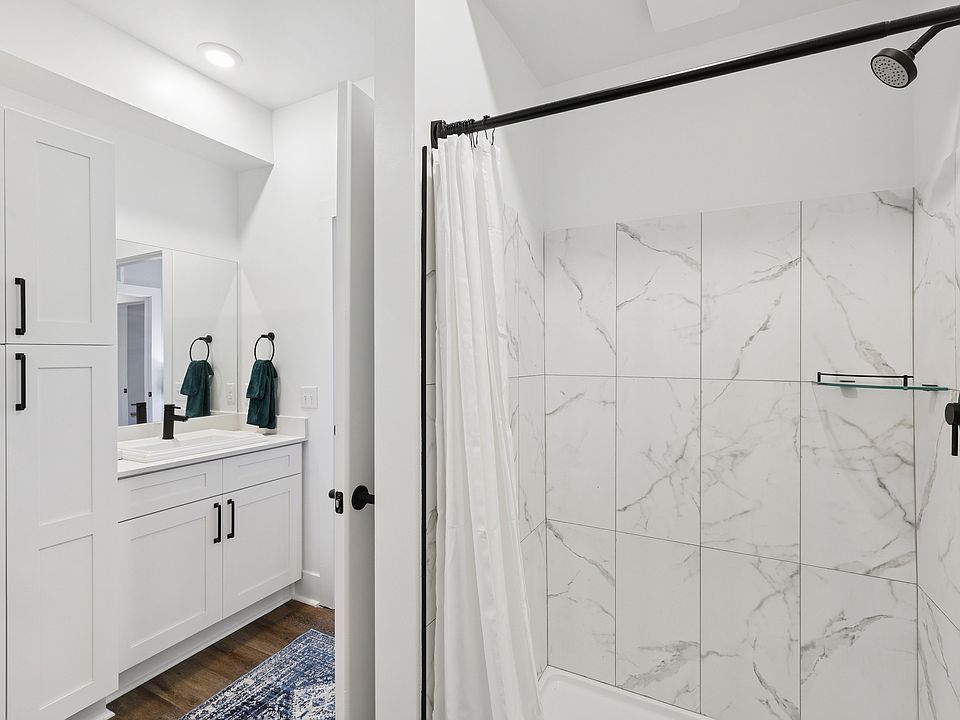 PGLakeland_Model_WEBSize-21