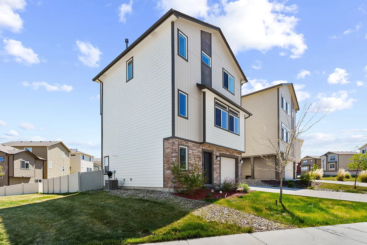 Building Photo - 903 Cana Grv