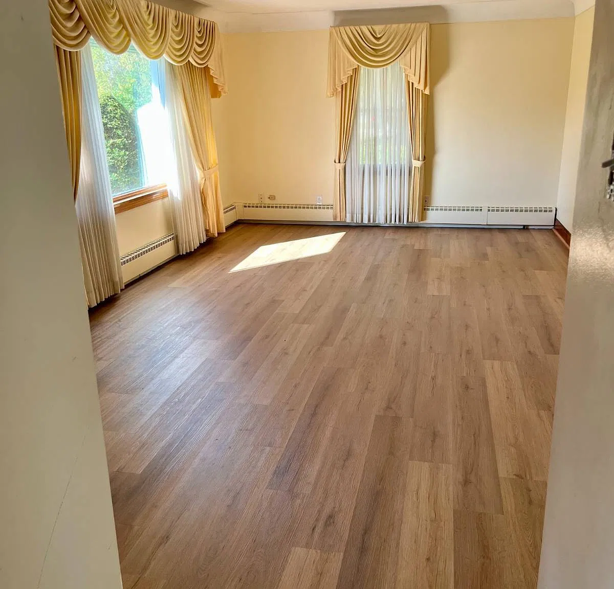 3 bed, 1.0 bath, 1260 sqft, $2,100 — Photo 2