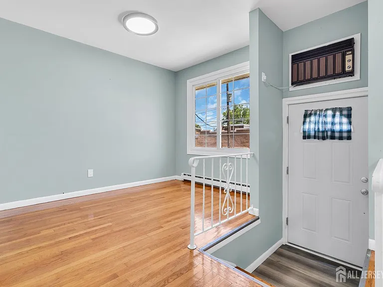 287 E Smith St — Photo 11