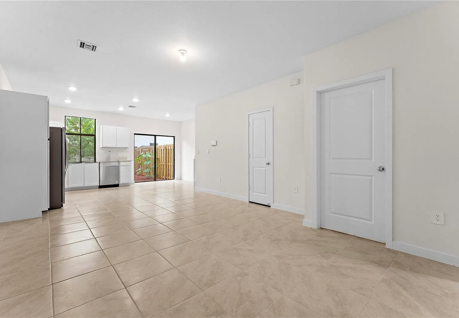 3 bed, 1380 sqft, $2,500 — Photo 4