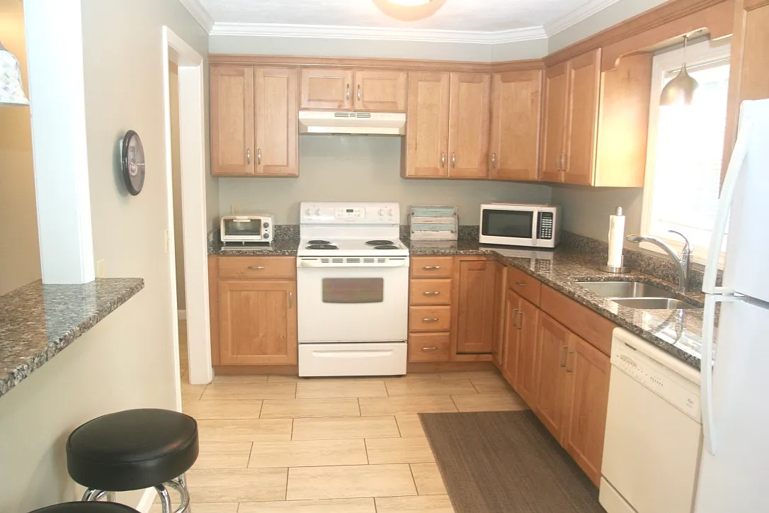 4 bed, 1826 sqft, $3,400 — Photo 2
