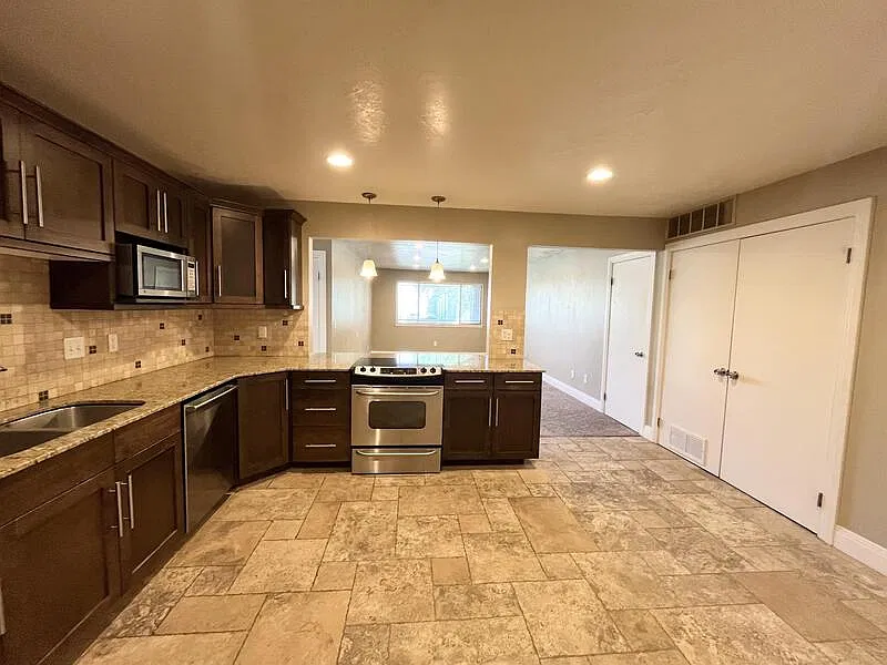 2 bed, 1.0 bath, 1050 sqft, $1,925 — Photo 2