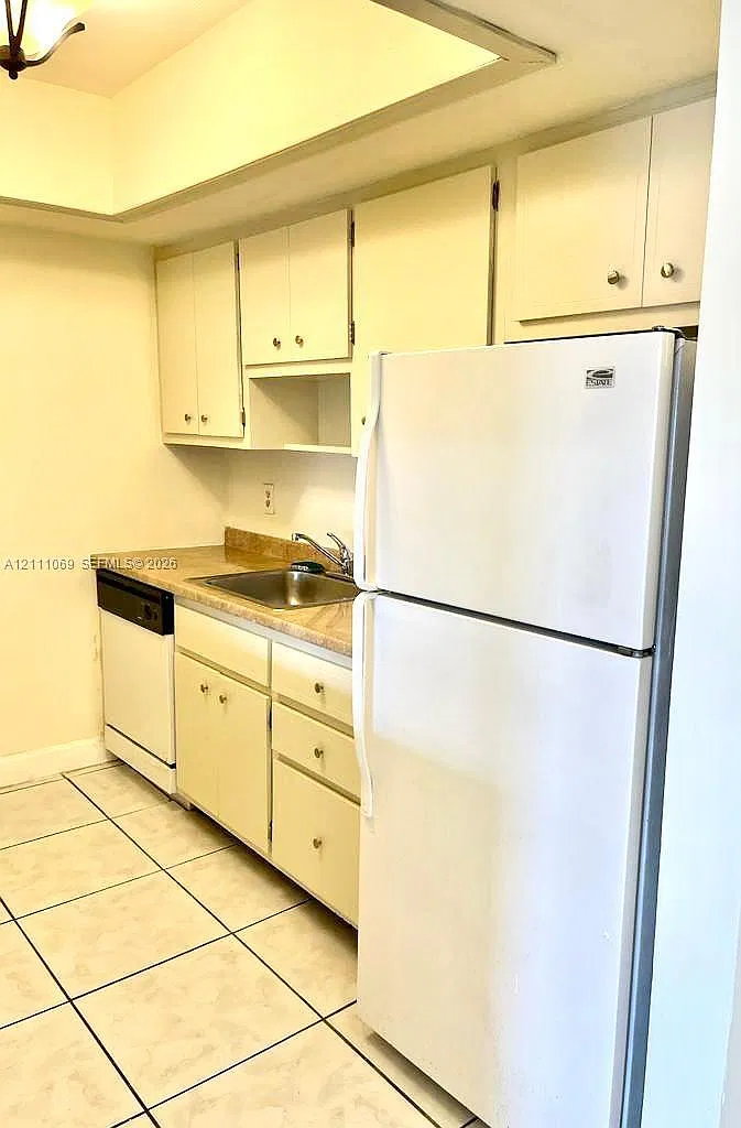 Sutton House Condo — Photo 4