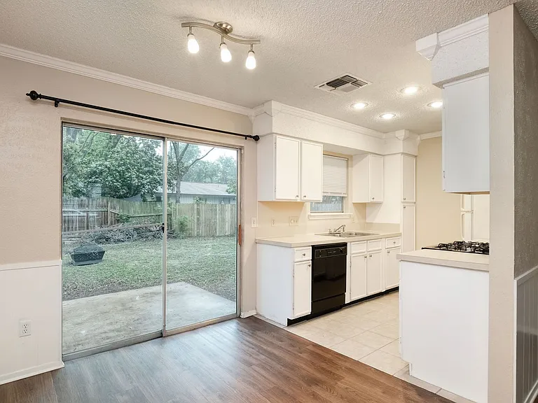 10419 Firethorn Ln — Photo 4