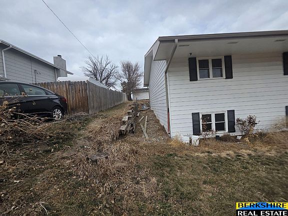 2nd image of 611 Valley View Dr