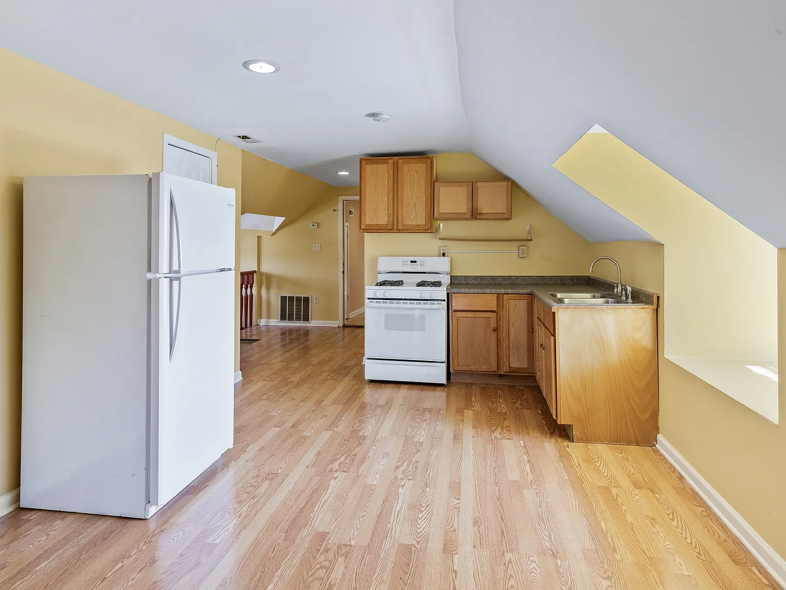 2 bed, 1100 sqft, $1,350 — Photo 3