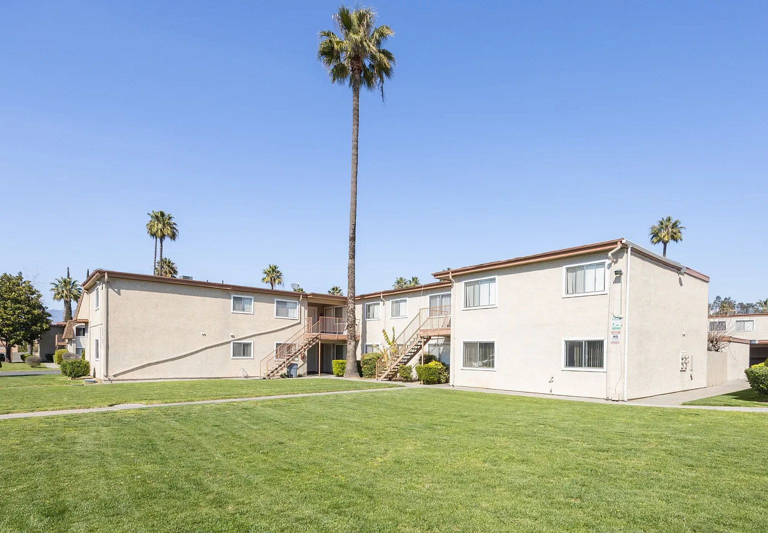 3 bed, 1.5 bath, 850 sqft, $2,200 — Photo 3