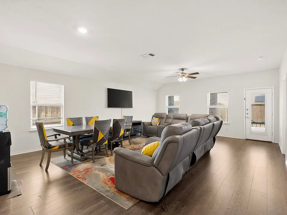 1114 Emerald Gate Dr