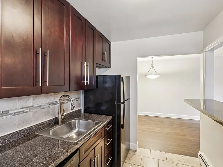 Queens Gardens Apartments — Photo 17