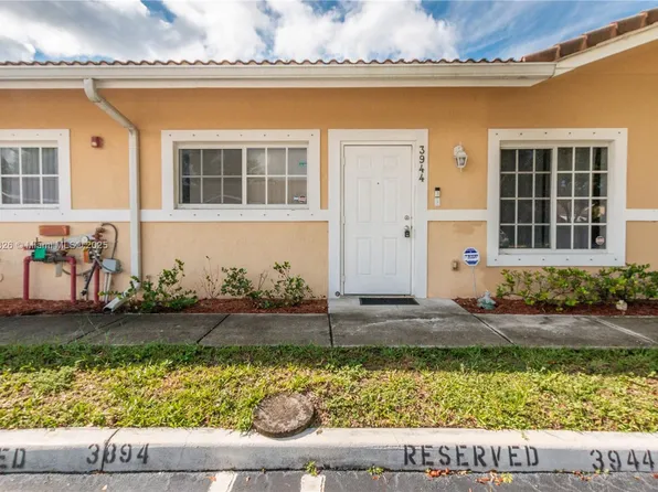 3944 SW 48th Ave, Hollywood, FL 33023