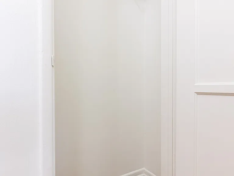 Gayley Manor Apartments — Photo 27