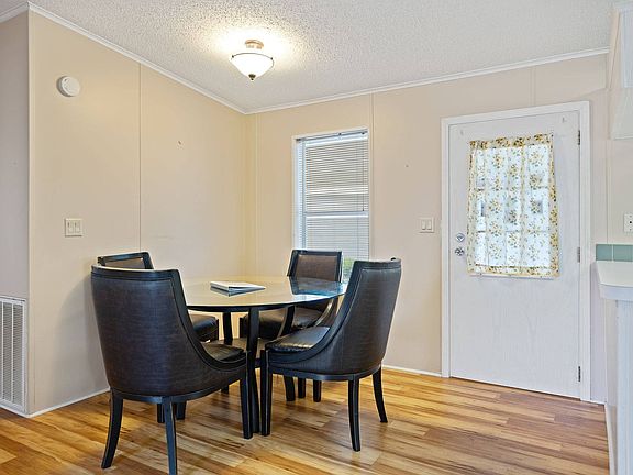 5th image of 29 Beaver Lake Cir