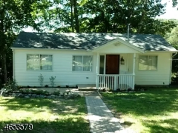 6 Berry Ln, West Milford, NJ 07480