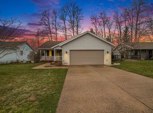 5877 S Parkway Ave SE, Kentwood, MI 49508