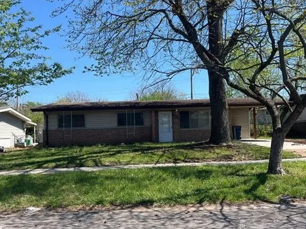 1950 Thunderbird Ave, Florissant, MO 63033