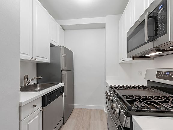 3rd image of 215 E 68th St APT 4ZZ