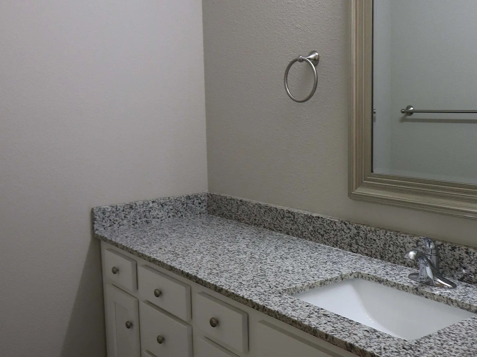 3 bed, 1100 sqft, $1,300 — Photo 3