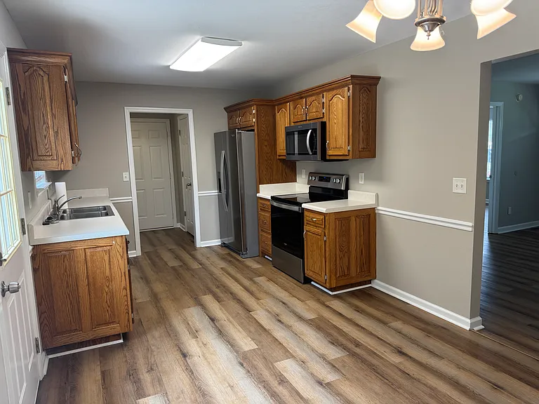 216 Pinewood Dr — Photo 4