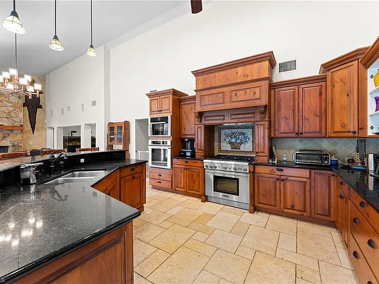 840 Jung Blvd W — Photo 17