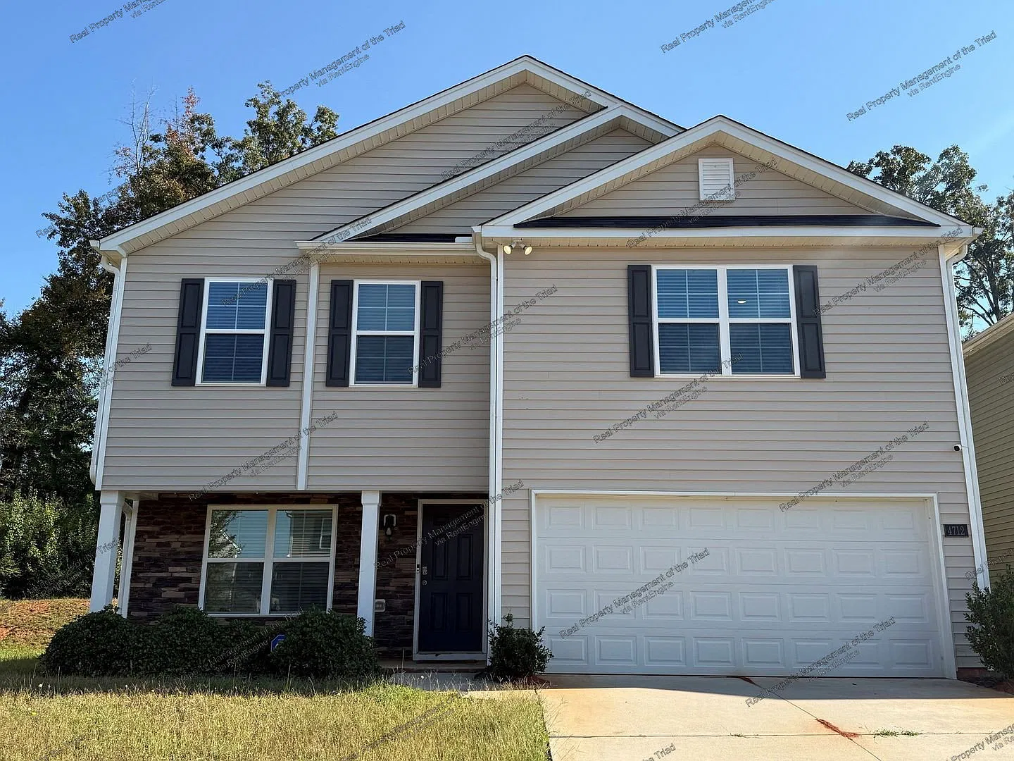 4 bed, 2.5 bath, 2220 sqft, $1,895 — Photo 1