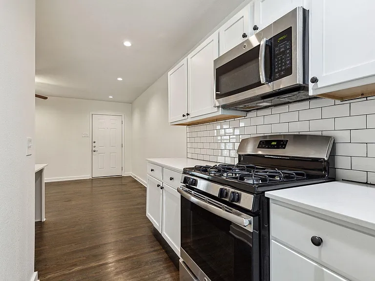 Devonshire Apartments — Photo 15