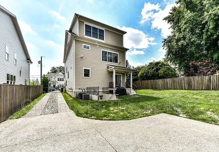 2453 N Jefferson St — Photo 42