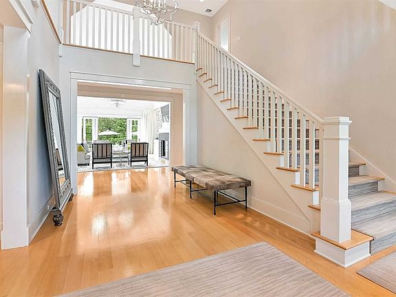 4th image of 300 Old Orchard Ct