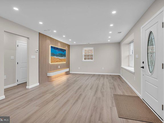 5th image of 7818 Farnsworth St