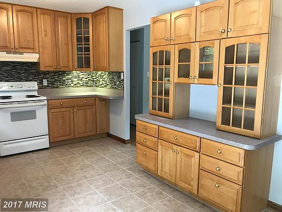 Kitchen w/brand new tile floors!!