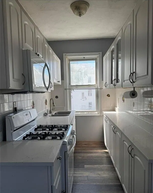 3 bed, 1.0 bath, 1311 sqft, $2,000 — Photo 2