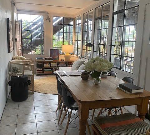 Sun Room
Can be used as living room oor work room. Lots of light!